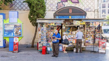 Madrid, İspanya, Eylül -11, 2015: Street kiosk Gazeteler ile,