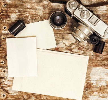 eski ahşap arka plan üzerinde Retro kamera