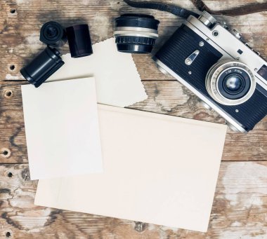 Retro fotoğraf makinesi ve fotoğraf eski ahşap arka plan üzerinde