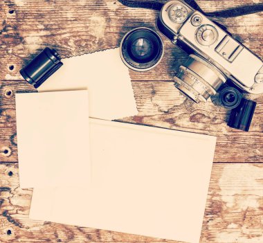 eski ahşap arka plan üzerinde Retro kamera