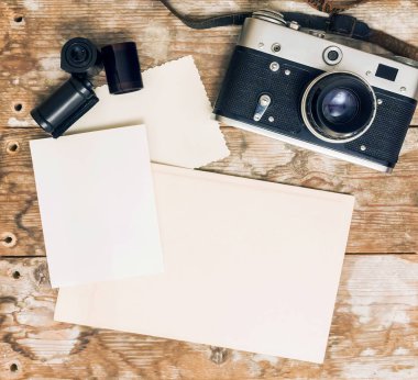 Retro fotoğraf makinesi ve fotoğraf eski ahşap arka plan üzerinde