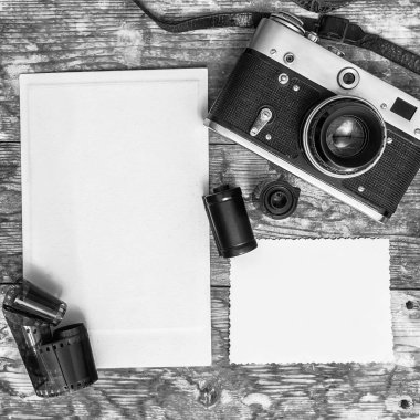 Retro fotoğraf makinesi ve fotoğraf eski ahşap arka plan üzerinde