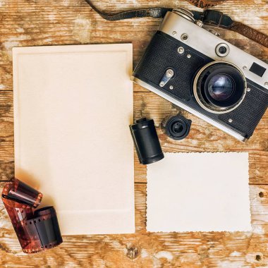 Retro fotoğraf makinesi ve fotoğraf eski ahşap arka plan üzerinde