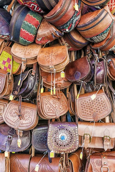 Sacos de couro no mercado de balcão — Fotografia de Stock