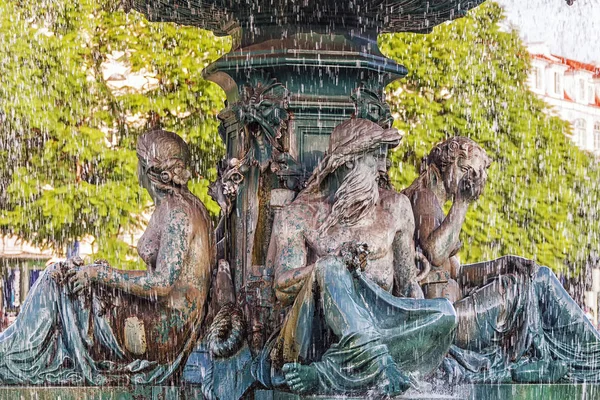 Fontanna na placu Rossio w Lizbonie — Zdjęcie stockowe