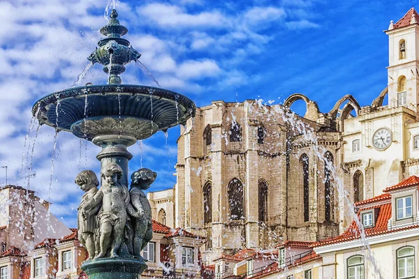 Brunnen auf dem rossio-platz in Lissabon — Stockfoto