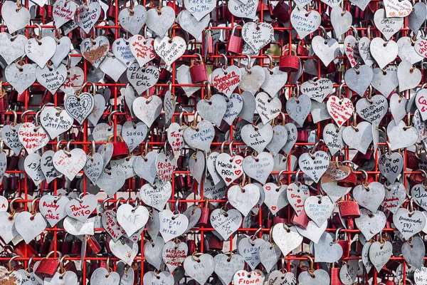 Lisabon, Portugalsko, 9 září 2016: Visací zámky a kovové srdce w — Stock fotografie