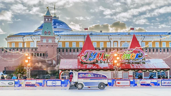 Moskau, russland-januar 2017: eislaufbahn auf dem roten platz musc — Stockfoto
