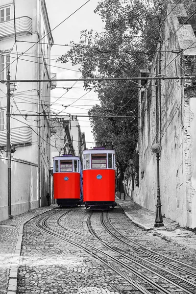 Ascensor retro tranvía en las calles de Lisboa, Portugal — Foto de Stock