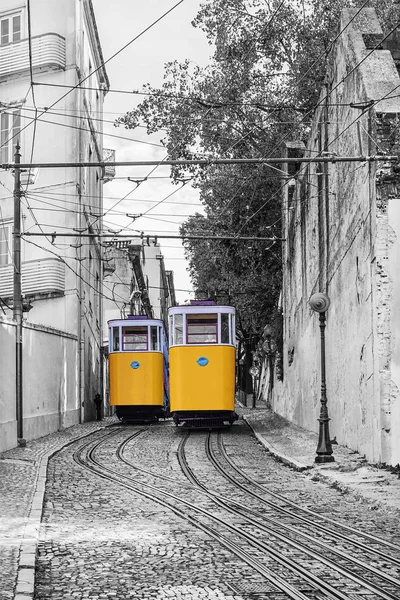 Retro tramvaj výtah v ulicích Lisabon, Portugalsko — Stock fotografie