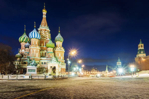 Night view of St. Basil's Cathedral on Red Square in winter — Stock Photo, Image