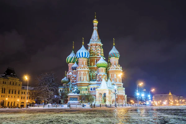 Nachtansicht der Basilius-Kathedrale auf dem Roten Platz im Winter — Stockfoto