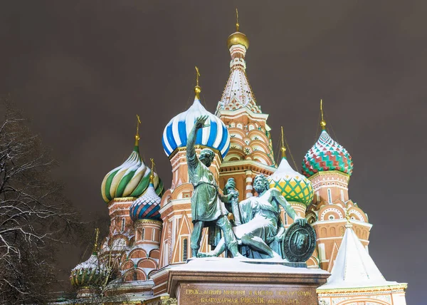 Monument to Minin and Pozharsky on the background of St. Basil's — Stock Photo, Image