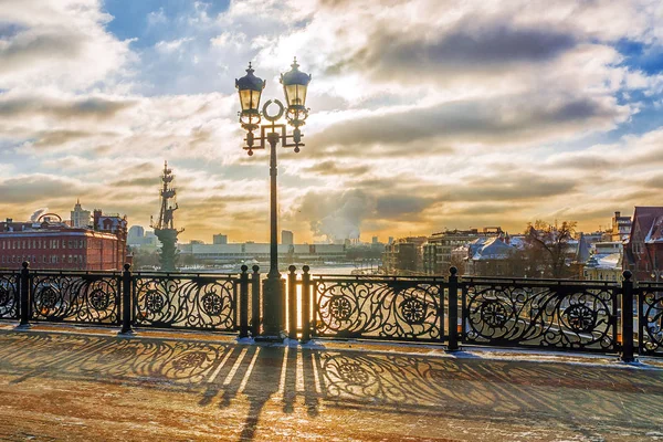 Pôr do sol de inverno na ponte patriarcal em Moscou — Fotografia de Stock