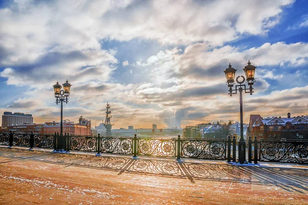 Зимний закат на Патриаршем мосту в Москве — стоковое фото