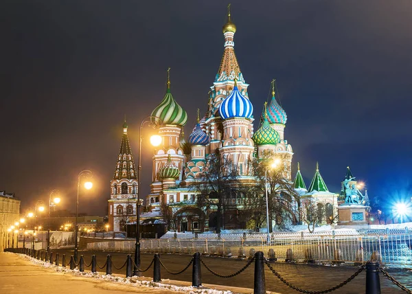 Basilikum-Kathedrale auf dem Roten Platz in Moskau — Stockfoto