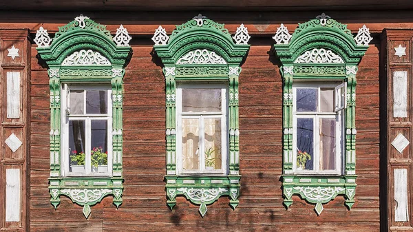 Фасад русского дома с резными архитектурами — стоковое фото