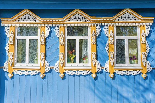 Fassade russisches Haus mit geschnitzten Architraven — Stockfoto