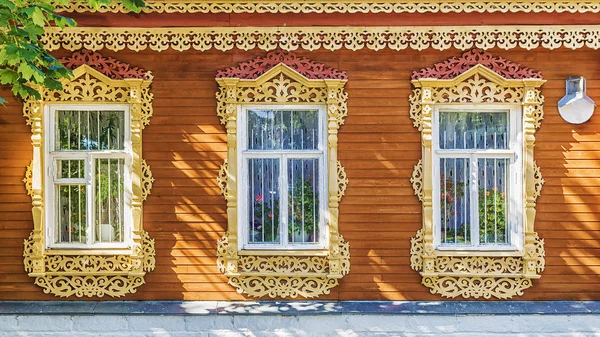 Facade Russian house with carved architraves — Stock Photo, Image