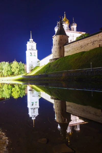 Noche Pskov en Rusia — Foto de Stock