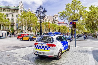 Barcelona, İspanya - 15 Eylül 2015: Meşgul bo üzerinde bir polis arabası