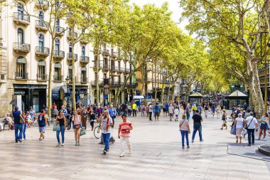 Barcelona, İspanya - 15 Eylül 2015: Rambla--yayalara