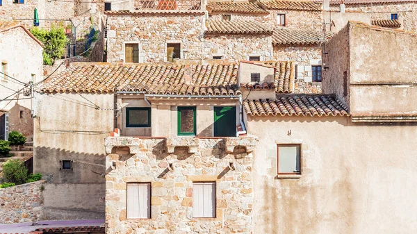 Фасады старых домов в Tossa de Mar, Spain — стоковое фото