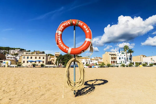 Koło ratunkowe na plaży w mieście Tossa de Mar, Hiszpania. napis na — Zdjęcie stockowe