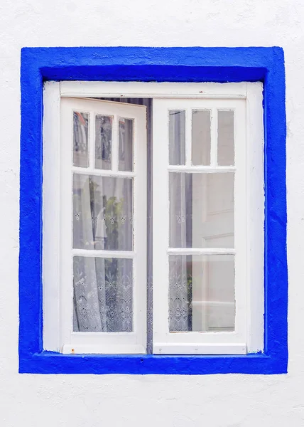 Raam in de gevel van het huis in Portugal — Stockfoto