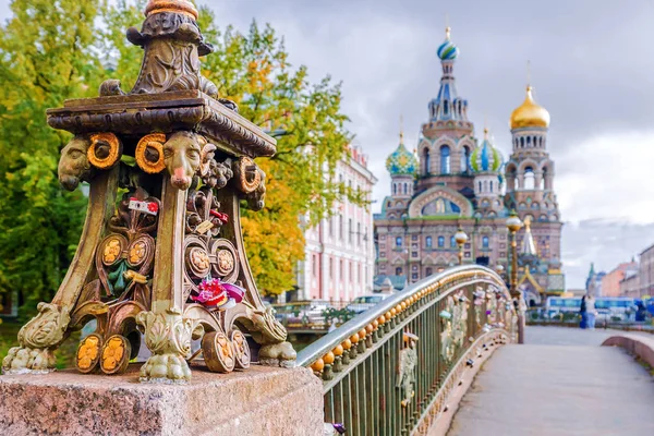 Detail van een brug in Sint-Petersburg op een kerk van de achtergrond van — Stockfoto