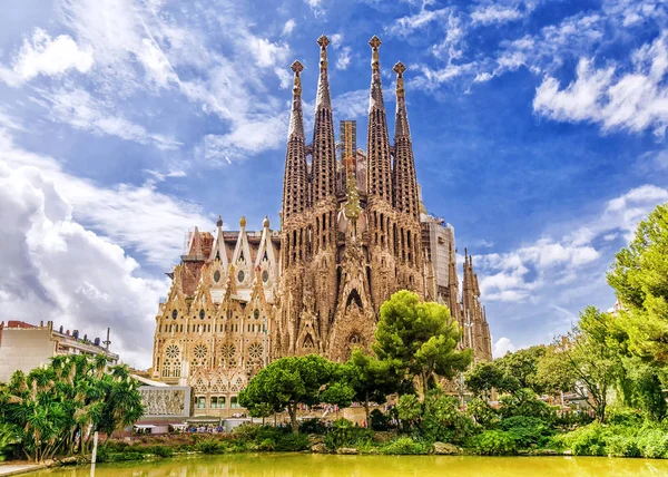 Barcelona, İspanya - Eylül 15,2015: Sagrada Familia çubuk