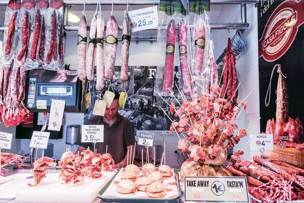 BARCELONA, SPAIN - SEPTEMBER 15, 2015: Street vendor selling san — Stock Photo, Image