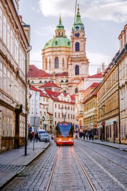 Prague, Çek Cumhuriyeti-May 17, 2017: Tarihi street Tramvayda