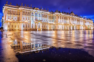 St. Petersburg'daki Kış Sarayı'nın gece görünümü