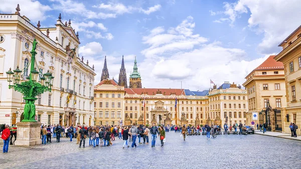 Praga. Republika Czeska - 17 maja 2016: Plac przed Ro — Zdjęcie stockowe