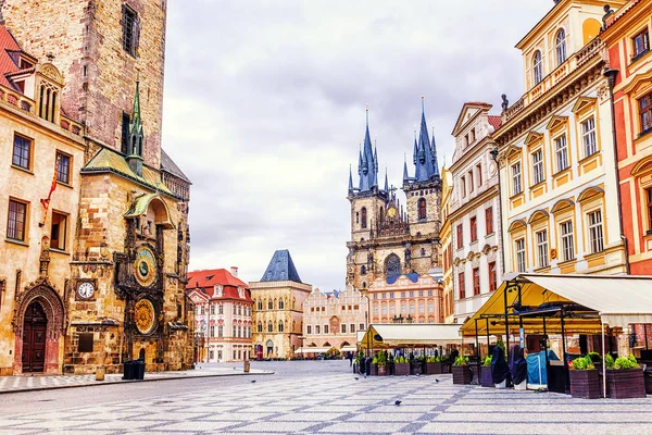 Oude stadsplein in Praag, Tsjechië — Stockfoto