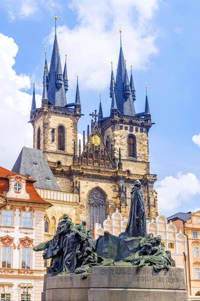 Monumento a Jan Hus en la Plaza de la Ciudad Vieja de Praga, Czech Repu —  Fotos de Stock