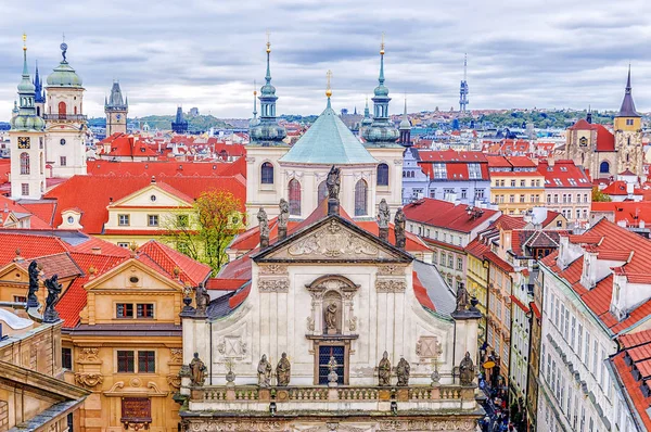 A tetőn a régi Prága. St Salvator-templom — Stock Fotó