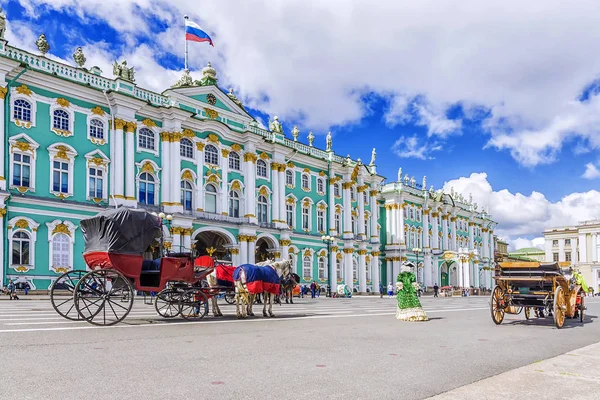 Carruajes tirados por caballos en la Plaza del Palacio de San Petersburgo — Foto de Stock