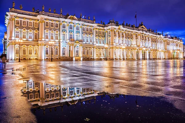Vista notturna del Palazzo d'Inverno di San Pietroburgo — Foto Stock
