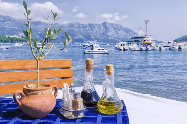 Serveras bord i restaurangen kustnära — Stockfoto