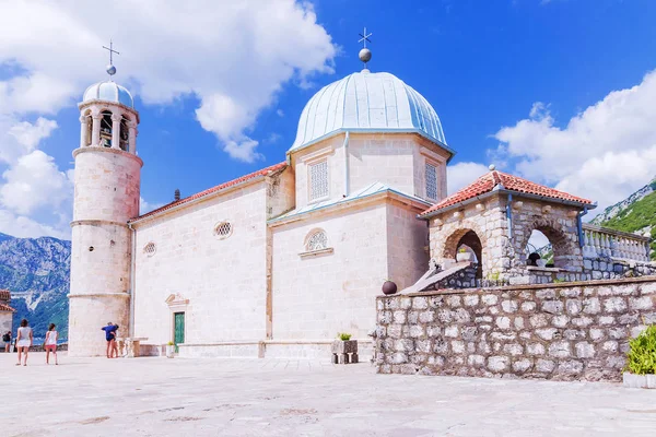 Perast, Karadağ kayalıkta Our Lady Kilisesi — Stok fotoğraf