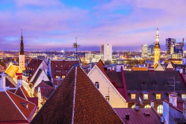 Gece panorama Tallinn, Estonya