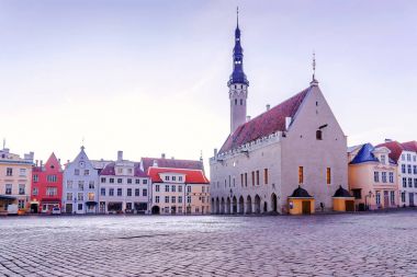 Sabahları Belediye Meydanı Tallinn, Estonya