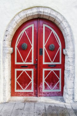 Eski kırmızı kapı süslemeleri ile
