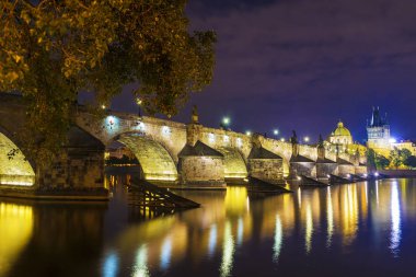 Prag 'daki Charles Köprüsü' nün gece manzarası