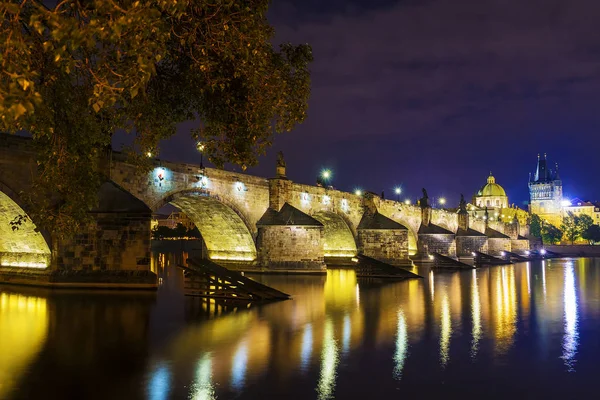 Visão noturna da ponte charles em prague — Fotografia de Stock