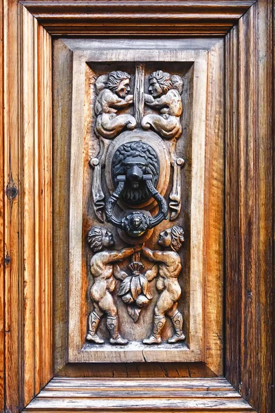 Old oak door with carved ornament — Stock Photo, Image