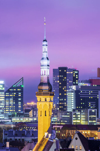 Старая ратуша Таллинна на фоне современных зданий
