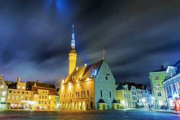 Vista noturna da Praça da Câmara Municipal em Tallinn, Estónia — Fotografia de Stock